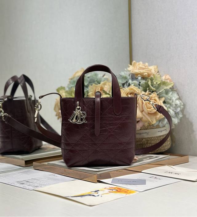 正品级 ,高版本 #小号 Dior Toujours 竖版手袋 褶皱酒红色 这款 Dior Toujours 竖版手袋时尚实用,别具一格。采用酒红褶皱牛皮革精心 正品级 ,高版本 #小号 Dior Toujours 竖版手袋 褶皱酒红色 这款 Dior Toujours 竖版手袋时尚实用,别具一格。采用酒红褶皱牛皮革精心