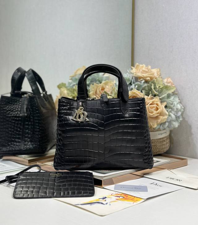 正品级 ，高版本 Diortoujours 手袋〔鳄鱼纹黑色中号〕 这款Dior Toujours 手袋于二零二五秋冬系列发布秀精彩亮相,休闲实用的设计别具一格