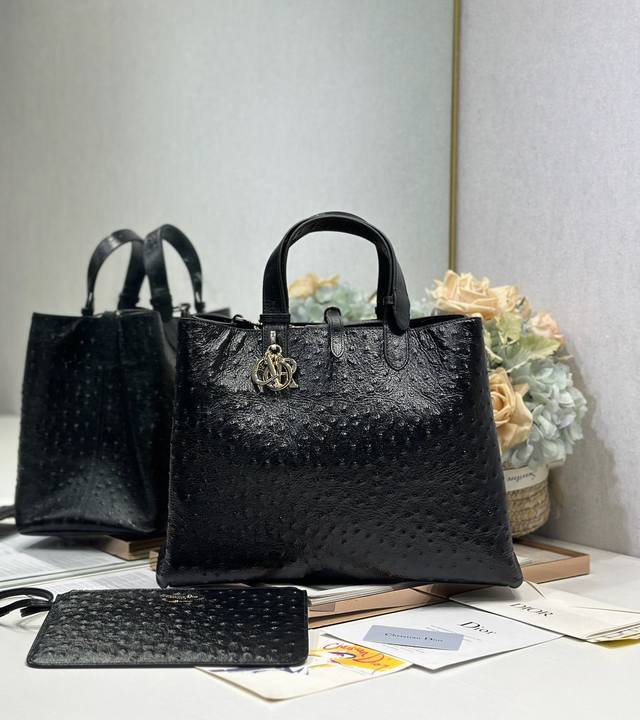 正品级 ,高版本 Diortoujours 手袋〔鸵鸟纹黑色大号〕 这款Dior Toujours 手袋于二零二五秋冬系列发布秀精彩亮相,休闲实用的设计别具一格 正品级 ,高版本 Diortoujours 手袋〔鸵鸟纹黑色大号〕 这款Dior Toujours 手袋于二零二五秋冬系列发布秀精彩亮相,休闲实用的设计别具一格