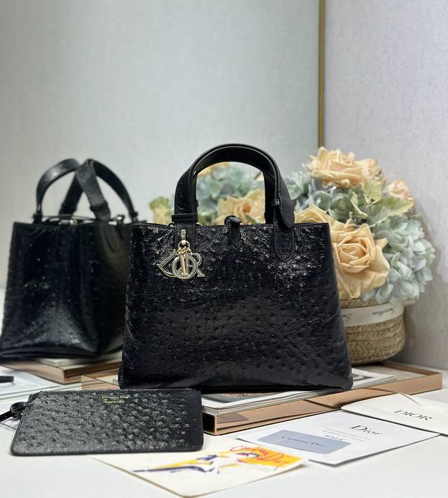 正品级 Diortoujours 手袋〔鸵鸟纹黑色中号〕 这款Dior Toujours 手袋于二零二五秋冬系列发布秀精彩亮相,休闲实用的设计别具一格.采用黑色