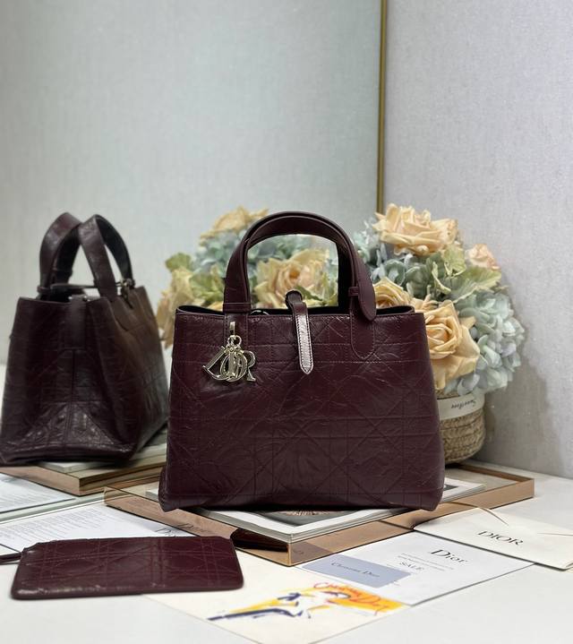 正品级 ，高版本 Diortoujours 手袋〔褶皱酒红中号〕 这款Dior Toujours 手袋于二零二五秋冬系列发布秀精彩亮相,休闲实用的设计别具一格.