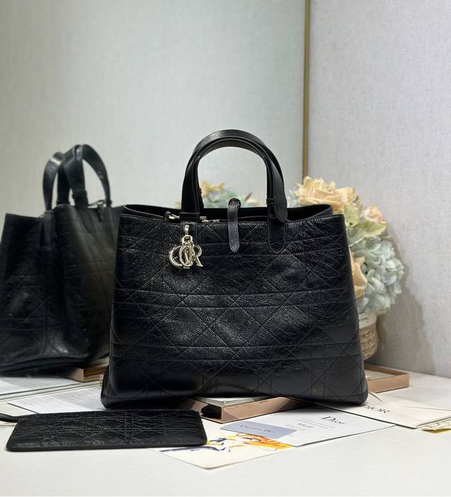 正品级 ，高版本 Diortoujours 手袋〔褶皱黑色大号〕 这款Dior Toujours 手袋于二零二五秋冬系列发布秀精彩亮相,休闲实用的设计别具一格.