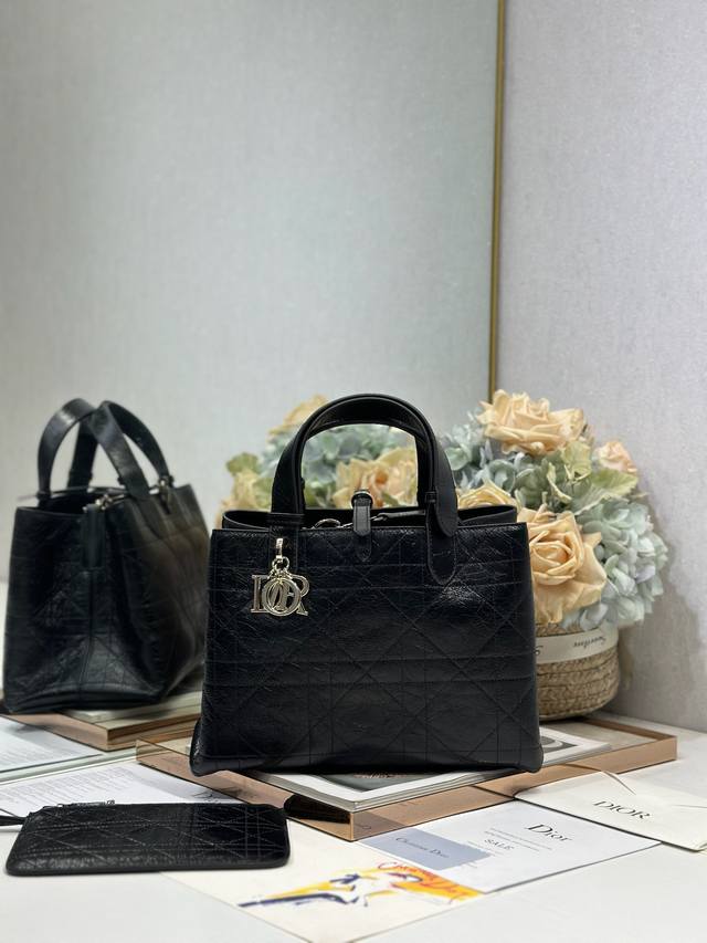 正品级 ,高版本 Diortoujours 手袋〔褶皱黑色中号〕 这款Dior Toujours 手袋于二零二五秋冬系列发布秀精彩亮相,休闲实用的设计别具一格. 正品级 ,高版本 Diortoujours 手袋〔褶皱黑色中号〕 这款Dior Toujours 手袋于二零二五秋冬系列发布秀精彩亮相,休闲实用的设计别具一格.