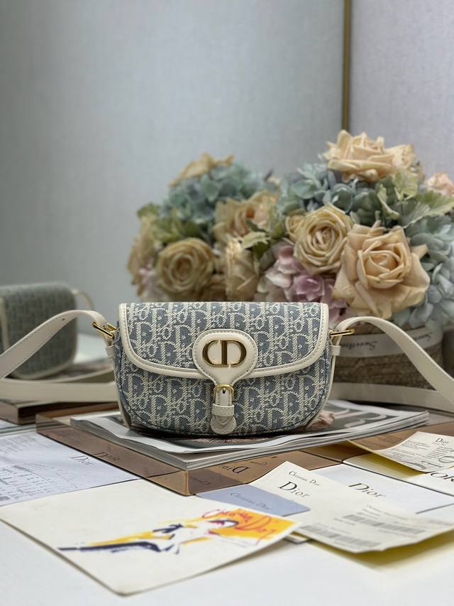 正品级 ,高版本 New Dior Bobby 小号手袋 灰布配皮 这款 New Dior Bobby 小号手袋是二零二五早春成衣系列新品,以 Dior 经典设 正品级 ,高版本 New Dior Bobby 小号手袋 灰布配皮 这款 New Dior Bobby 小号手袋是二零二五早春成衣系列新品,以 Dior 经典设