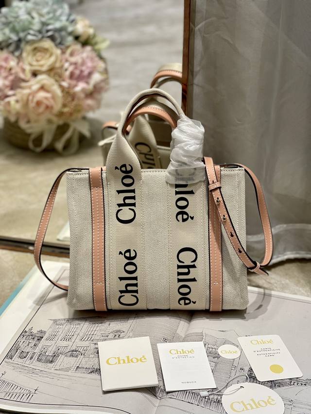 正品级 配肩带款 今年一直持续火爆的 小号Woody托特包 肩带款 是不是有很多姐妹们喜欢这款小号托特包但是又烦恼没有肩带呢？这不，肩带款的小号托特来啦！仍旧是