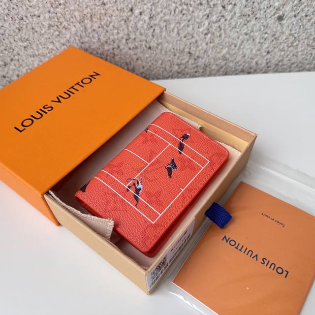 正品级 顶级原单 M14883橙钱夹在彩色的单体画布上印刷了微型体育场面的“组织者杜波什”。这是一款小巧的卡片盒，非常适合作为父亲节的礼物。在标志性的单体图案上