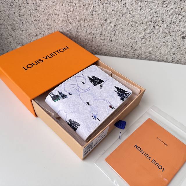 正品级 顶级原单 M14873白色短夹在色彩缤纷的单体画布上印制了充满乐趣的迷你体育场面的“Portofoyle Slender”。轻松的单体图案与背景色调融为 正品级 顶级原单 M14873白色短夹在色彩缤纷的单体画布上印制了充满乐趣的迷你体育场面的“Portofoyle Slender”。轻松的单体图案与背景色调融为