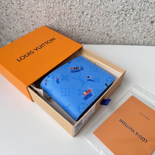 正品级 顶级原单 M14874蓝色短夹在色彩缤纷的单体画布上印制了充满乐趣的迷你体育场面的“Portofoyle Slender”。轻松的单体图案与背景色调融为 正品级 顶级原单 M14874蓝色短夹在色彩缤纷的单体画布上印制了充满乐趣的迷你体育场面的“Portofoyle Slender”。轻松的单体图案与背景色调融为