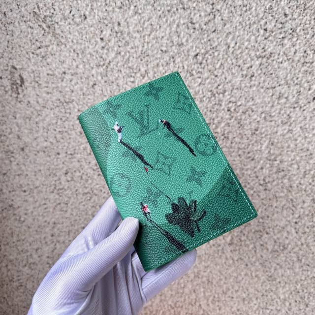 正品级 顶级原单 M14875绿色护照在色彩缤纷的单体画布上，配以逼真的微型体育场面的“库维尔图尔 帕斯波尔”。是送给所有旅行者的父亲节快乐礼物。通过在轻松的单