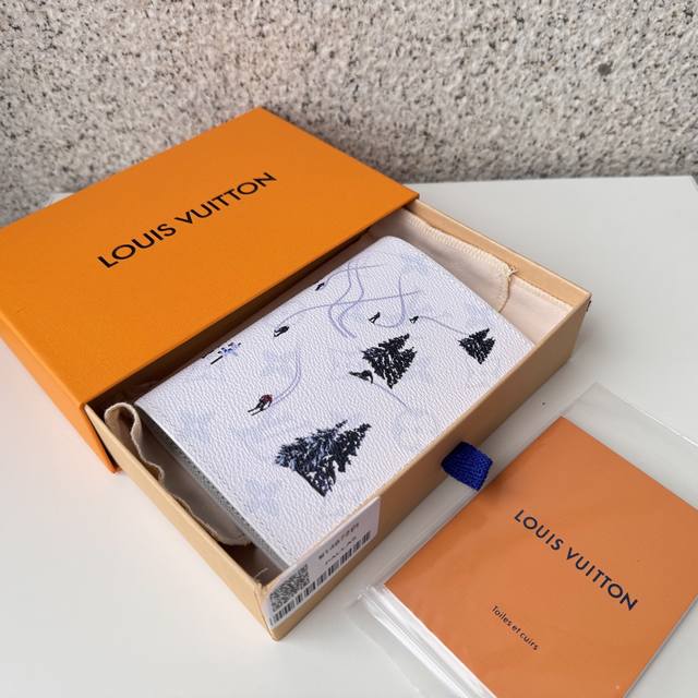 正品级 顶级原单 M14872护照在色彩缤纷的单体画布上，配以逼真的微型体育场面的“库维尔图尔 帕斯波尔”。是送给所有旅行者的父亲节快乐礼物。通过在轻松的单体图