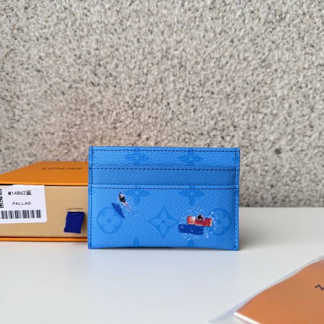 正品级 顶级原单 M14862蓝色卡包作为父亲节系列的一部分，这款双卡套采用彩色Monogram帆布制成，上面印有一幅微型运动场景的图案。这个俏皮的图像为这款经