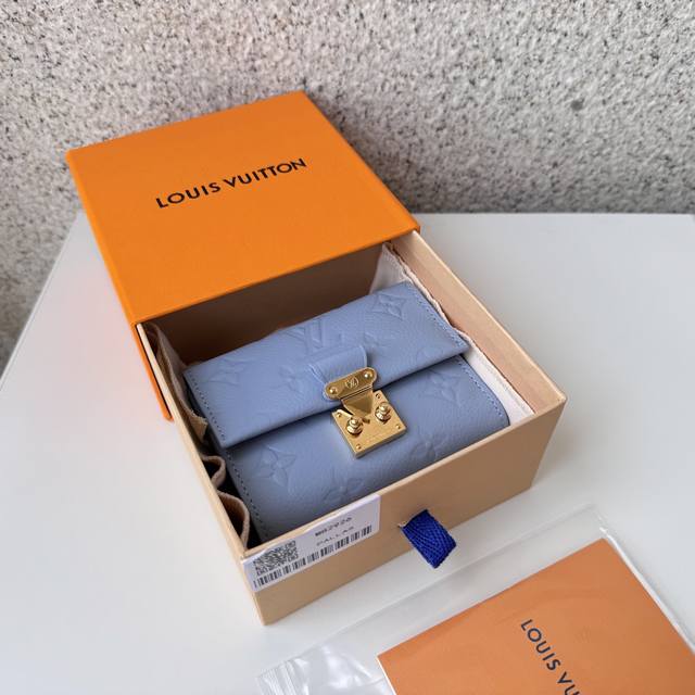 正品级 顶级原单 M82926蓝色MéTis 短款钱夹 承袭 MéTis 皮具系列灵感，为柔软 Monogram Empreinte 皮革压印经典 Monogr