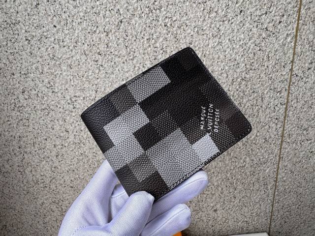 正品级 顶级原单 M14927短夹纤长钱包由Damoflage黑色涂层帆布制成，采用单色调的灰色和黑色。将Pharrell Williams的设计美学应用于该品