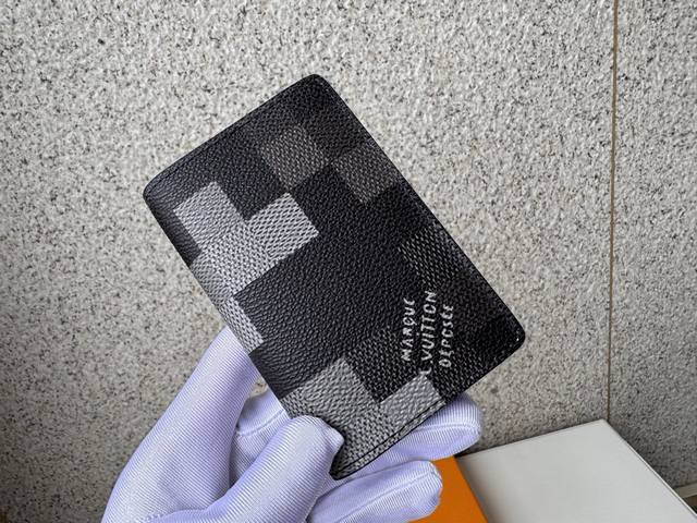 正品级 顶级原单 M14928钱夹这款Pocket Organizer紧凑型钱包采用Damoflage黑色涂层帆布，展现出时尚而阳刚的外观。灵感来源于Damie