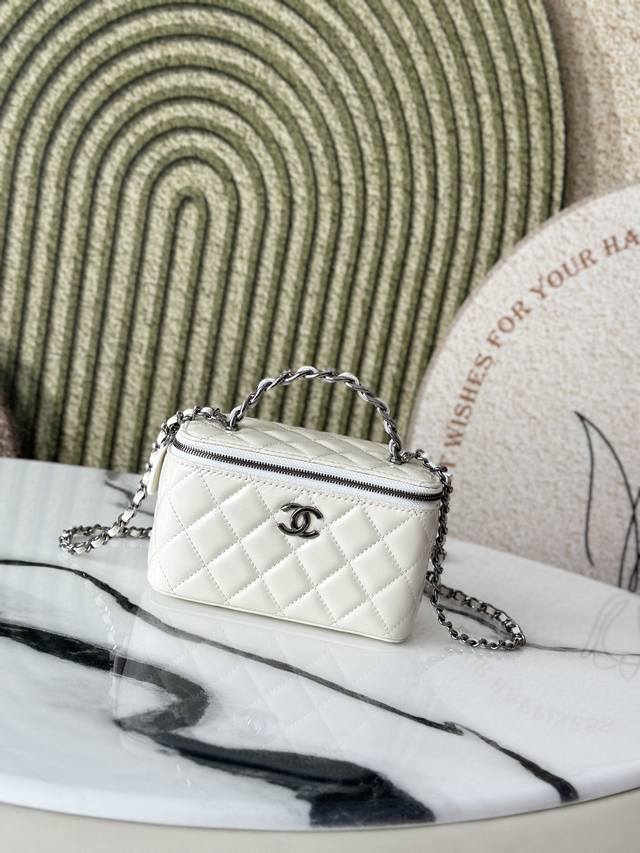 原厂皮 Ohanel23K 新品辽色水钻手挽长盒子 内置小镜子 手提化妆盒子牛皮 小小身型，大大容量哦 粉饼镜子钥匙通通可收纳 编号：66056 白色 尺寸:1