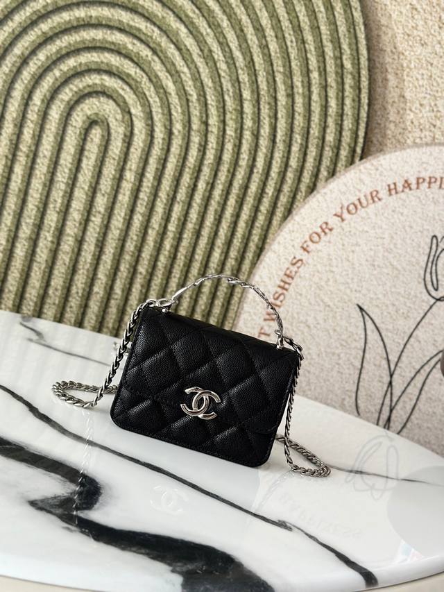 原厂皮 Cc 春夏系列 珐琅手柄链条手拿包、满满春日氛围感、小巧玲珑、 日常小物品都可收纳 进口小牛皮、珐琅与银色金属 66016 尺寸9.5*13*6Cm。