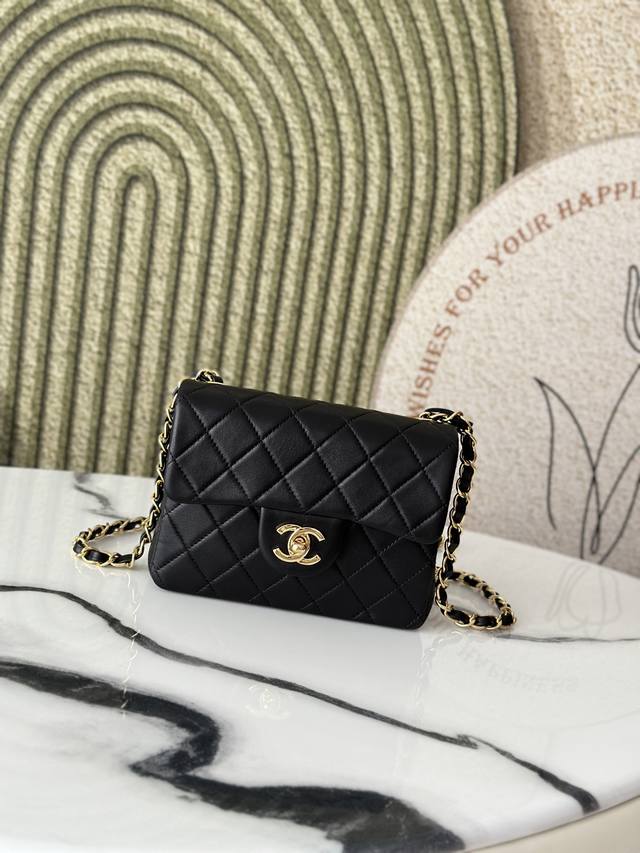 原厂皮 新出货 中古款标志新出方胖子可爱精致的一只Chane1 方胖子就属于看起来小小一只、满足日常需求 这只中古方胖子也是不挑人，不挑衣服非常百搭相对比现代款