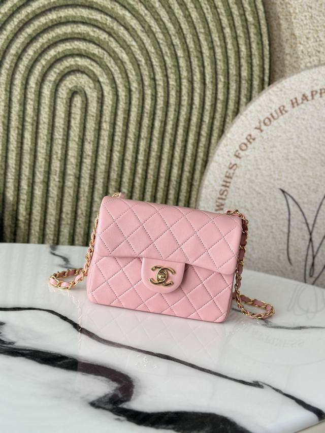 原厂皮 新出货 中古款标志新出方胖子可爱精致的一只Chane1 方胖子就属于看起来小小一只、满足日常需求 这只中古方胖子也是不挑人，不挑衣服非常百搭相对比现代款