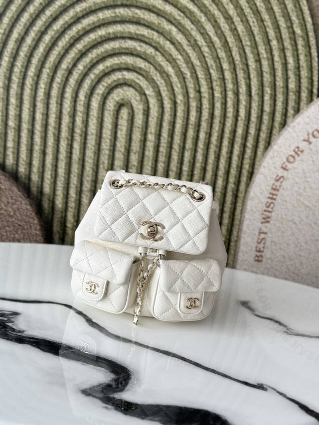 原厂皮 实拍现货:牛皮鱼子酱颗粒 双肩24C 超级火爆的牛皮颗粒双背包实物非常小跟老款 Duma差不多大小无疑还是溢价款 很难买上身非常好搭配很耐看 咋家这质量 原厂皮 实拍现货:牛皮鱼子酱颗粒 双肩24C 超级火爆的牛皮颗粒双背包实物非常小跟老款 Duma差不多大小无疑还是溢价款 很难买上身非常好搭配很耐看 咋家这质量