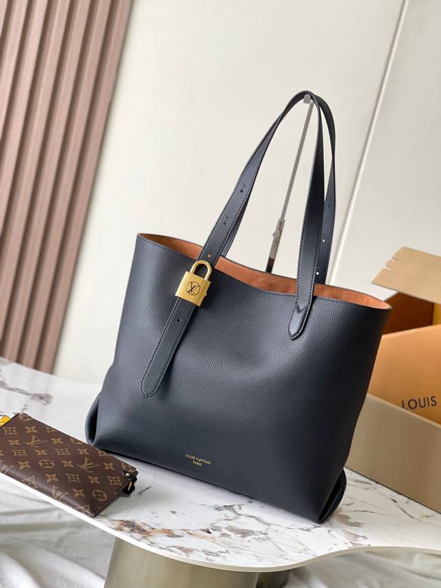 特级Mb芯片版原厂皮 本款Low Key Cabas中号手袋以柔软粒面牛皮革包裹绒面皮革内衬，匠心打造华美格调。 型号：M25341黑色动态芯片版 材料：A级全