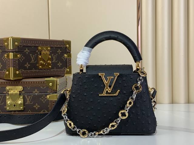 特级原厂 Capucines 迷你手袋 M12938 黑色 珠宝链条 牛皮压鸵鸟纹 本款 Capucines 迷你手袋出自 Capucines Chain On