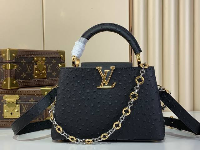 特级原厂 Capucines Bb 手袋 M12936 黑色 珠宝链条 牛皮压鸵鸟纹 本款 Capucines Bb 手袋取材柔韧 Taurillon 牛皮革，