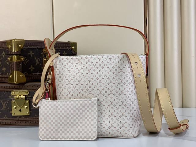 顶级原厂 All In Bb手袋 M15130 沙丘色 这个2025年秋季前版的All In Bb展示了Lv Romance动画，结合了两个标志性的House图