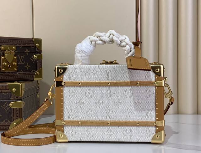 顶级原厂 Handle Trunk 手袋 M14440 白 本款 Handle Trunk 手袋为柔软 Monogram Heritage 帆布搭配牛皮革饰边，