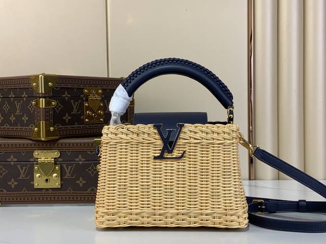 特级原厂 Capucines 迷你手袋 M14365 深蓝 编织 本款 Capucines 迷你手袋向路易威登于 1892 年推出的 Picnic 硬箱汲取灵感