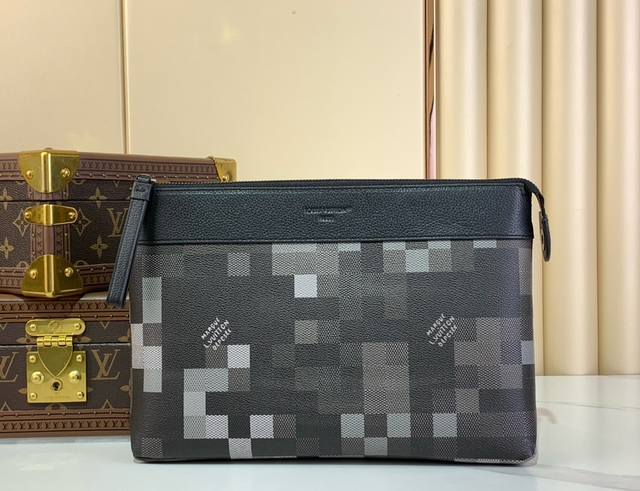 顶级原厂M14926 本款 Pochette Voyage Souple 手拿包以 Damoflage Black 涂层帆布塑造柔和廓形，并为其上铺陈新颖像素化