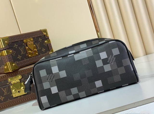 顶级原厂M15109 本款 Dopp Kit 盥洗袋以深邃 Damoflage Black 帆布搭配皮革饰边，释放摩登锋芒。双拉链与皮革手柄方便快速取放洗漱用品