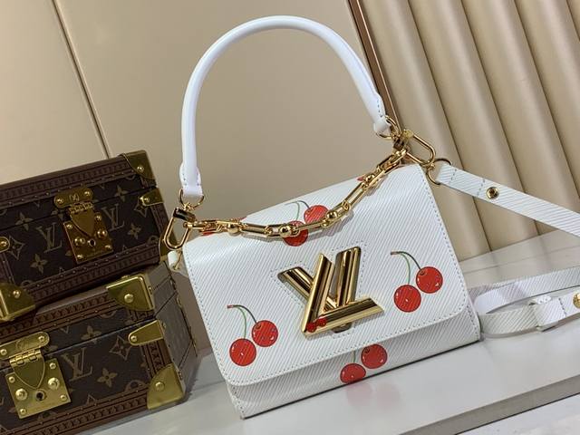 顶级原厂 Lv X Tm Twist 小号手袋 M13239 白色 樱桃 本款 Twist 小号手袋出自路易威登 X 村上隆复刻系列,以品牌 Epi 粒面牛皮革 顶级原厂 Lv X Tm Twist 小号手袋 M13239 白色 樱桃 本款 Twist 小号手袋出自路易威登 X 村上隆复刻系列,以品牌 Epi 粒面牛皮革