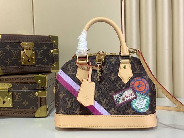 顶级原厂 Alma Bb Mon Monogram 手袋 本款 Alma Bb 手袋出自 Mon Monogram 系列，可随心添缀一系列趣味元素，自信彰显个性