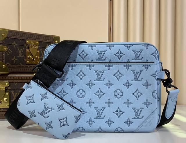 顶级原厂 Trio 邮差包 M46602 M14781浅蓝色 压花 本款 Trio 邮差包取材 Monogram 压纹牛皮革，拉链前袋和肩带处的小号零钱包均可拆