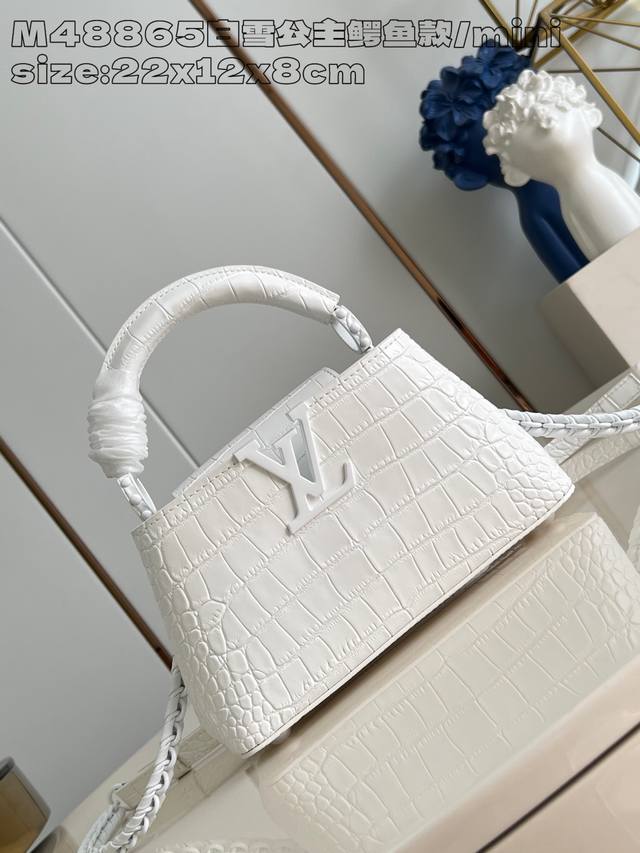 特级原厂 独家实拍 M48865白雪公主鳄鱼款 迷你 本款 Capucines East-West 迷你手袋由鳄鱼皮制成,经上光处理,闪耀迷人。奢华的山羊皮衬里 特级原厂 独家实拍 M48865白雪公主鳄鱼款 迷你 本款 Capucines East-West 迷你手袋由鳄鱼皮制成,经上光处理,闪耀迷人。奢华的山羊皮衬里