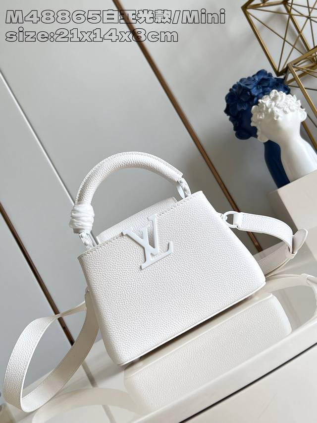 特级原厂 独家实拍 M48865白亚光款 迷你 本款 Capucines Mini 手袋为哑光 Taurillon 牛皮革搭配金属件,令经典设计展露利落风范。翻 特级原厂 独家实拍 M48865白亚光款 迷你 本款 Capucines Mini 手袋为哑光 Taurillon 牛皮革搭配金属件,令经典设计展露利落风范。翻