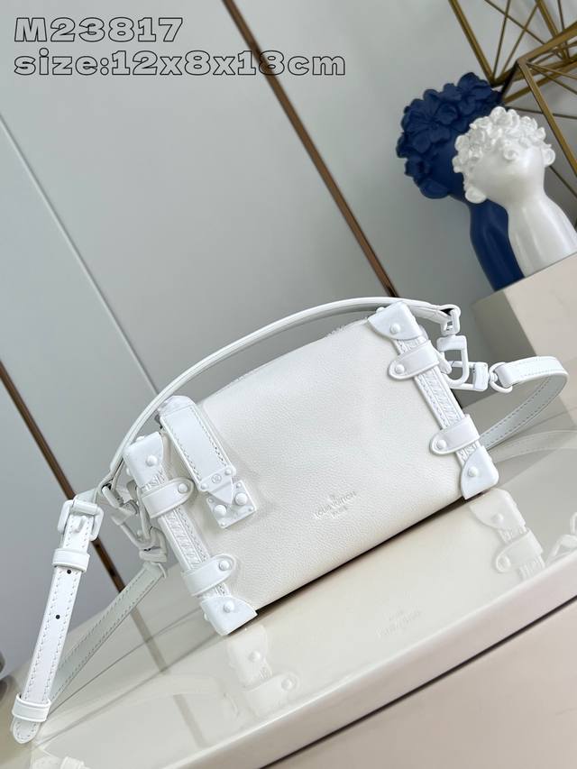 顶级原单 独家实拍 M23817纯白 M24304 本款 Side Trunk 小号手袋出自 Black Out 系列，以粒面皮革致意路易威登复古旅行箱，令标志