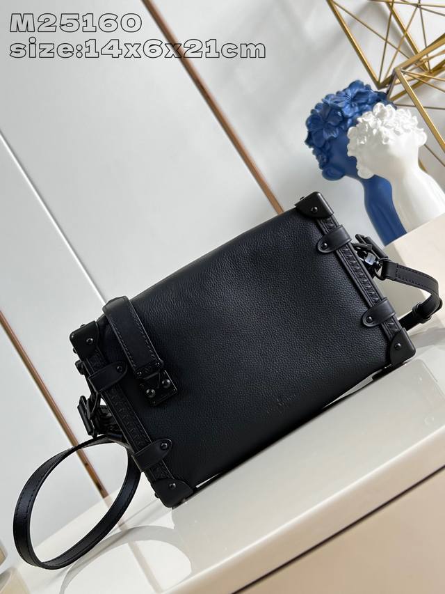 顶级原单 独家实拍 M25160纯黑 M24309 本款 Side Trunk 中号手袋出自创意总监 Nicolas GhesquièRe 之手，以粒面皮革致意