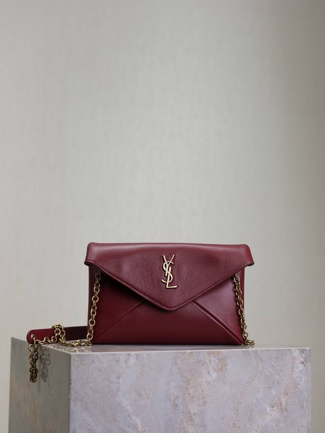 枣红金扣 Calypso 新款Mini链条包 新款链条包 个性干练，链条可拆卸做手包，手拿效果精致酷飒，超轻自重，容量 Nice！羊皮材质柔软细腻又高级，超耐用