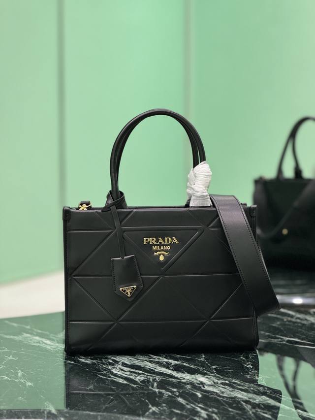 三角菱格托特包 小号 有肩带 这款托特包采用进口小牛皮，纯手工三角菱格设计，唛头由浮雕三角形加五金散唛组成。内格配有拉琏口袋。简约又大气，时尚感满满。 尺寸：长