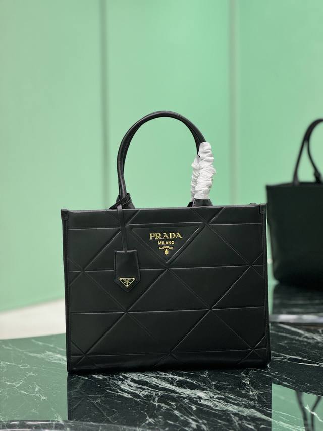 三角菱格托特包 中号 这款托特包采用进口小牛皮，纯手工三角菱格设计，唛头由浮雕三角形加五金散唛组成。内格配有拉琏口袋。简约又大气，时尚感满满。 尺寸：长35X高