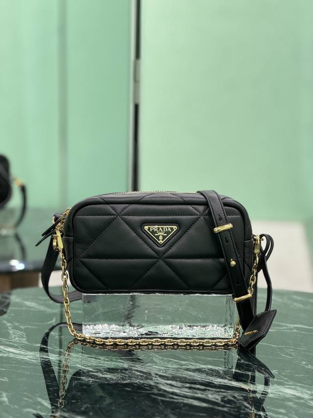 新款菱格相机包 这款菱格相机包采用进口小羊皮。复杂手工车线菱格设计。配有可拆卸链条和羊皮长肩带，又可当手包，手感非要是常柔软 轻巧。空间大，上身效果又好看又时髦