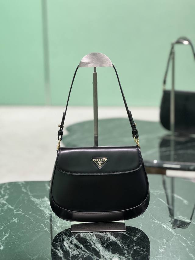 Cleo系列翻盖 金色五金 采用进口皮革开边珠小牛皮材质，私定白呖五金，不一样的女神腋下包，又是一款永不过时的爆款！代工码165 尺寸：23X18X2.5Cm