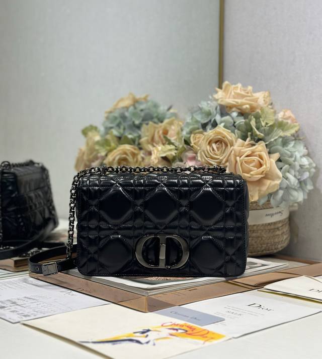 Dior Caro 超大藤格纹手袋 中号 油蜡黑皮枪扣 外胎牛皮革,内里羊皮 翻盖饰以枪色金属'cd'扣环 搭配可拆卸手链肩带 可替换刺绣宽肩带 型号:1200 Dior Caro 超大藤格纹手袋 中号 油蜡黑皮枪扣 外胎牛皮革,内里羊皮 翻盖饰以枪色金属'cd'扣环 搭配可拆卸手链肩带 可替换刺绣宽肩带 型号:1200