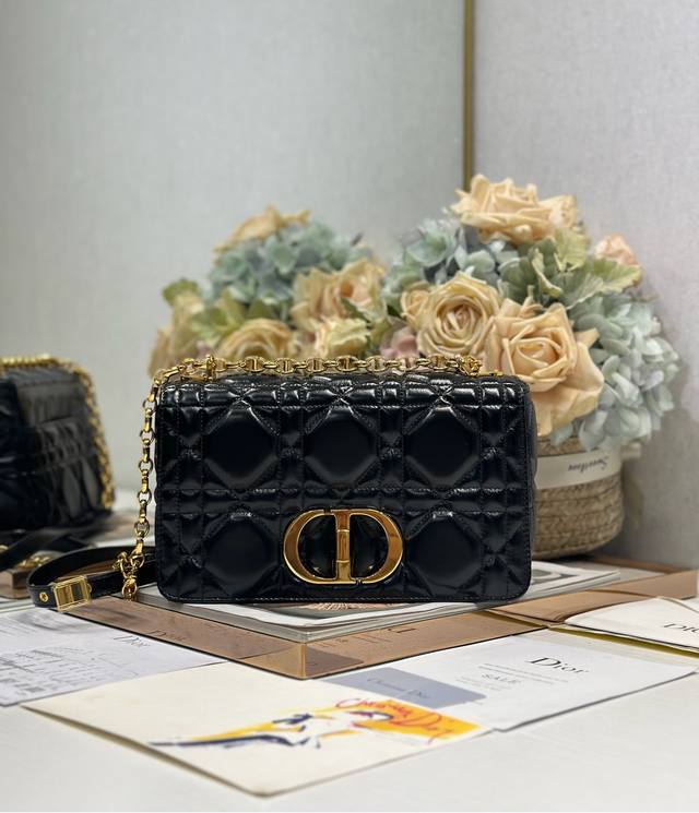 Dior Caro 超大藤格纹手袋 中号 油蜡黑皮金扣 外胎牛皮革，内里羊皮 翻盖饰以金色金属'cd'扣环 搭配可拆卸手链肩带 可替换刺绣宽肩带 型号:1200