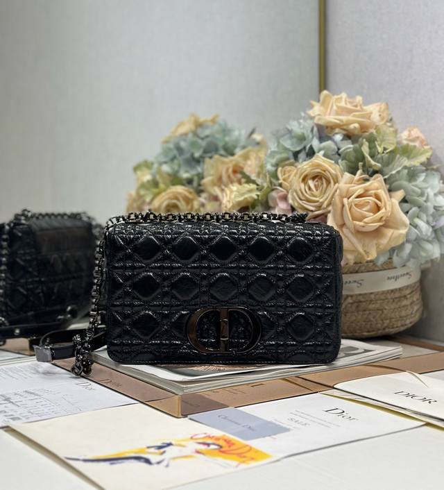 Dior Caro 小藤格纹手袋 中号 褶皱黑枪扣 外胎牛皮革，内里羊皮 翻盖饰以枪色金属'cd'扣环 搭配可拆卸手链肩带 可替换刺绣宽肩带 型号:1200中#