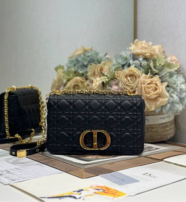 Dior Caro 小藤格纹手袋 中号 黑色金扣 外胎牛皮革，内里羊皮 翻盖饰以金色金属'cd'扣环 搭配可拆卸手链肩带 可替换刺绣宽肩带 型号:1200中#