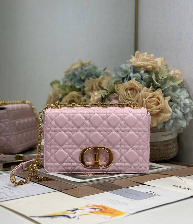 Dior Caro 小藤格纹手袋 中号 浅粉金扣 外胎牛皮革，内里羊皮 翻盖饰以金色金属'cd'扣环 搭配可拆卸手链肩带 可替换刺绣宽肩带 型号:1200中#