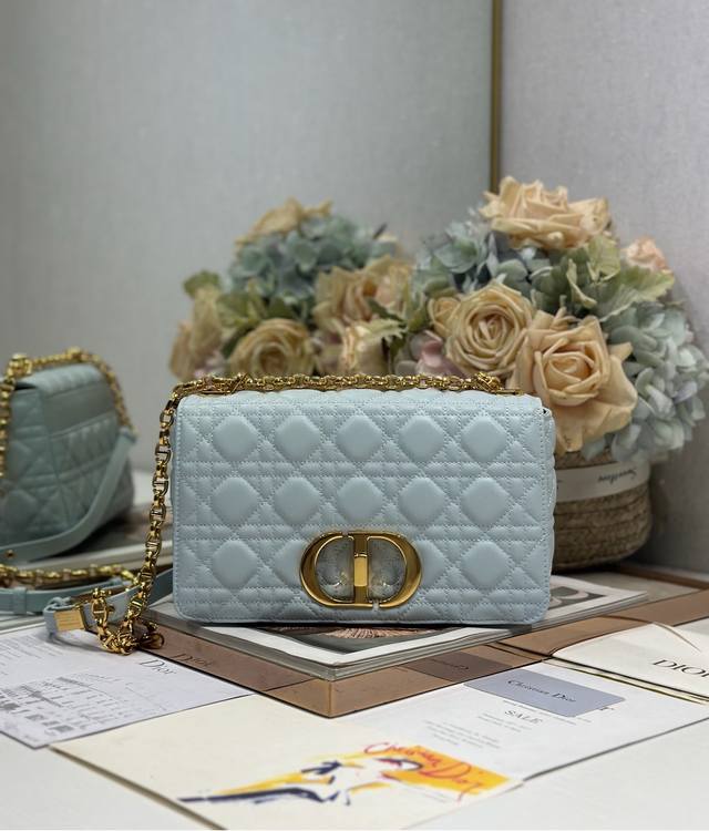 Dior Caro 小藤格纹手袋 中号 浅兰金扣 外胎牛皮革,内里羊皮 翻盖饰以金色金属'cd'扣环 搭配可拆卸手链肩带 可替换刺绣宽肩带 型号:1200中# Dior Caro 小藤格纹手袋 中号 浅兰金扣 外胎牛皮革,内里羊皮 翻盖饰以金色金属'cd'扣环 搭配可拆卸手链肩带 可替换刺绣宽肩带 型号:1200中#
