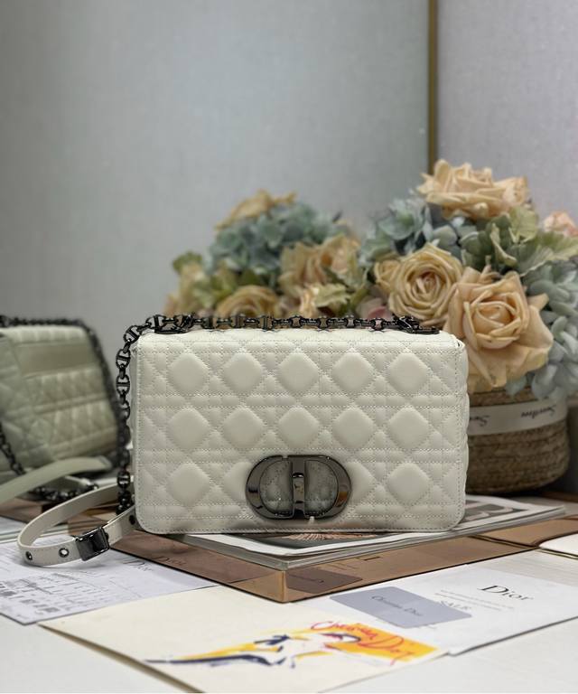 Dior Caro 小藤格纹手袋 中号 白色枪扣 外胎牛皮革,内里羊皮 翻盖饰以枪扣金属'cd'扣环 搭配可拆卸手链肩带 可替换刺绣宽肩带 型号:1200中# Dior Caro 小藤格纹手袋 中号 白色枪扣 外胎牛皮革,内里羊皮 翻盖饰以枪扣金属'cd'扣环 搭配可拆卸手链肩带 可替换刺绣宽肩带 型号:1200中#